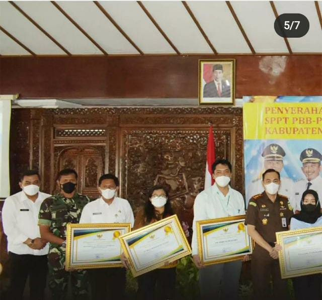 ASN Baperlitbang Menerima Penghargaan Sebagai Pelopor Dalam Membayar PBB-P2 Tahun 2022